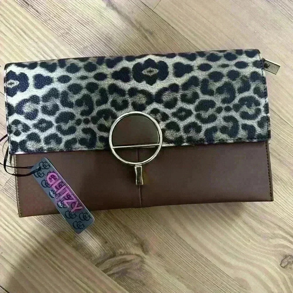 NWT!! Glitzy Girlz Cheetah Print Leather Clutch - Picture 1 of 3